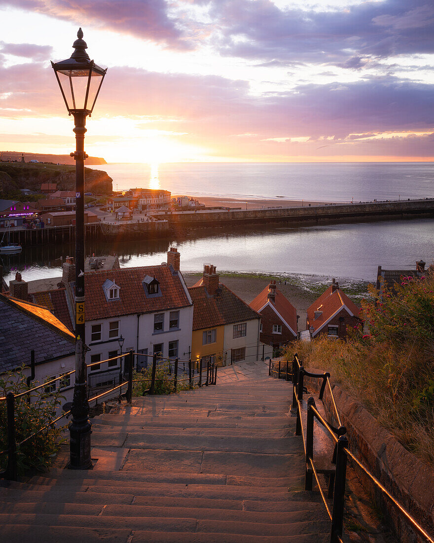 Die 199 Stufen von Whitby bei Sonnenuntergang, Whitby, North Yorkshire, England, Vereinigtes Königreich, Europa