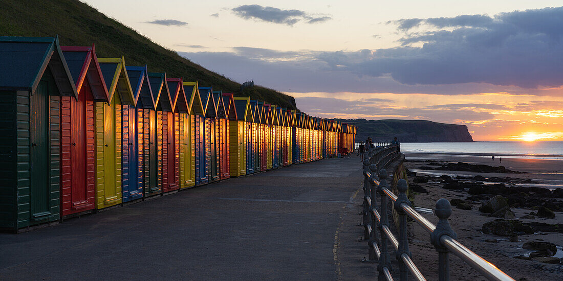 Strandhütten bei Sonnenuntergang, Whitby, North Yorkshire, England, Vereinigtes Königreich, Europa