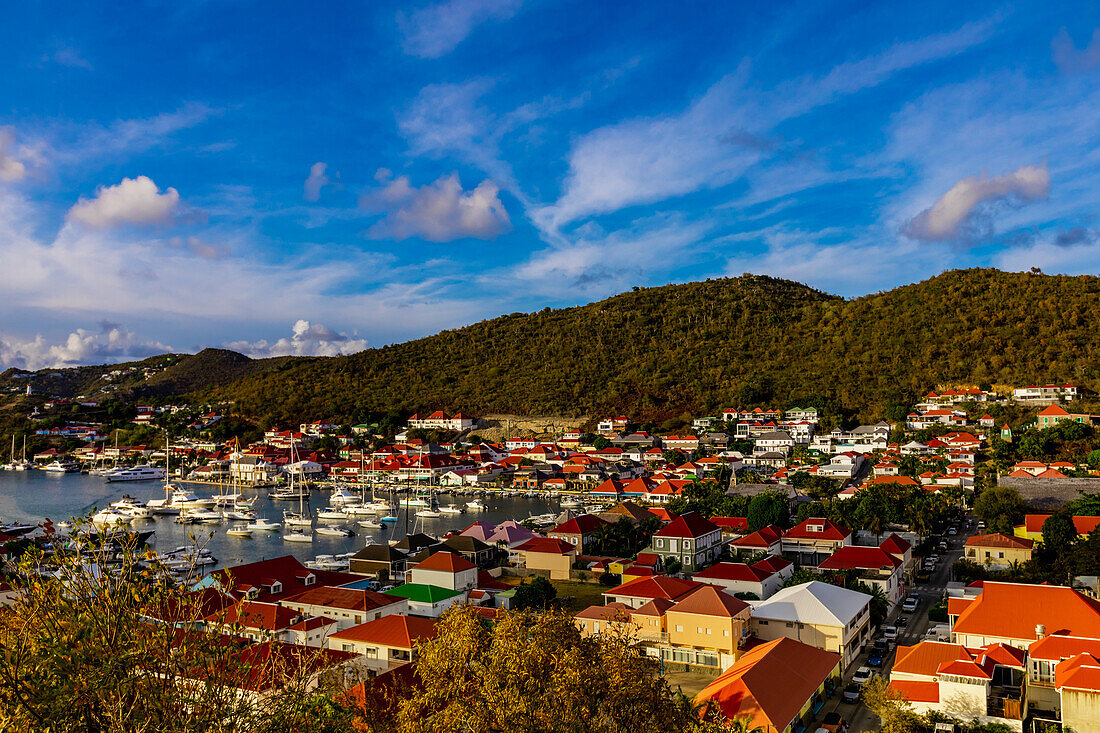 Blick auf Häuser und Hafen in Gustavia, Saint Barthelemy, Karibik, Mittelamerika