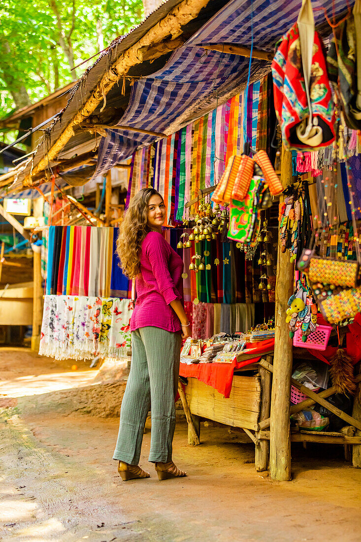 Frau kauft an einem lokalen Marktstand ein, Thailand, Südostasien, Asien