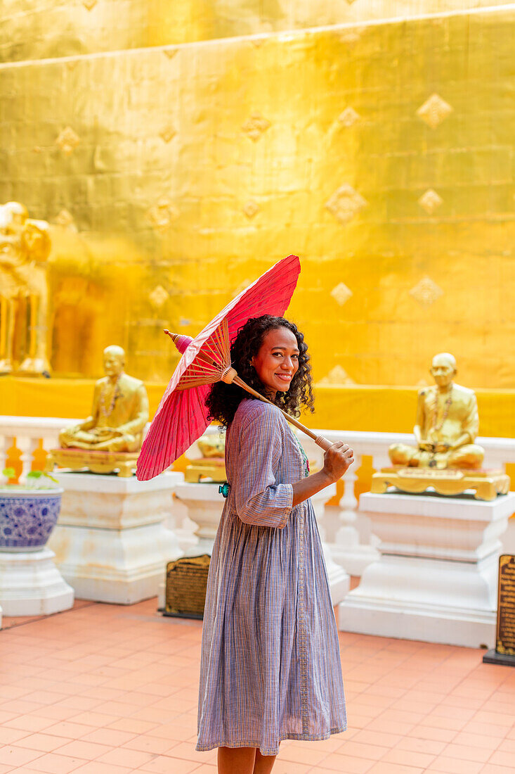 Frau im Wat Phra Singh Woramahawihan, Chiang Mai, Thailand, Südostasien, Asien