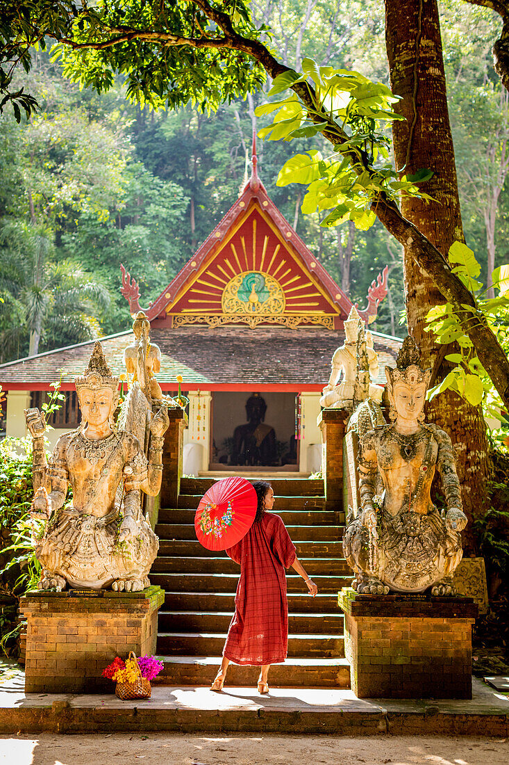 Frau im Wat Pha Lat, Chiang Mai, Thailand, Südostasien, Asien