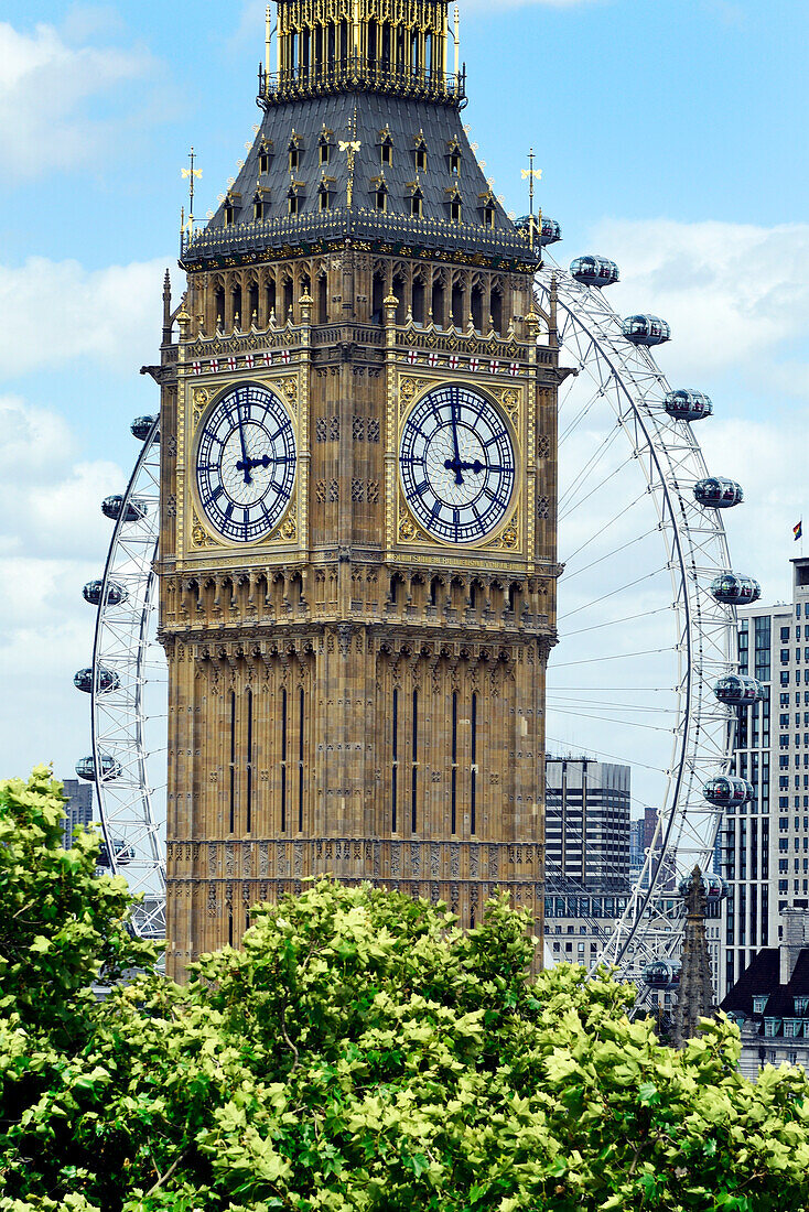 Big Ben (Elizabeth Tower) mit dem London Eye im Hintergrund, fotografiert vom Dach der Westminster Abbey, London, England, Vereinigtes Königreich, Europa