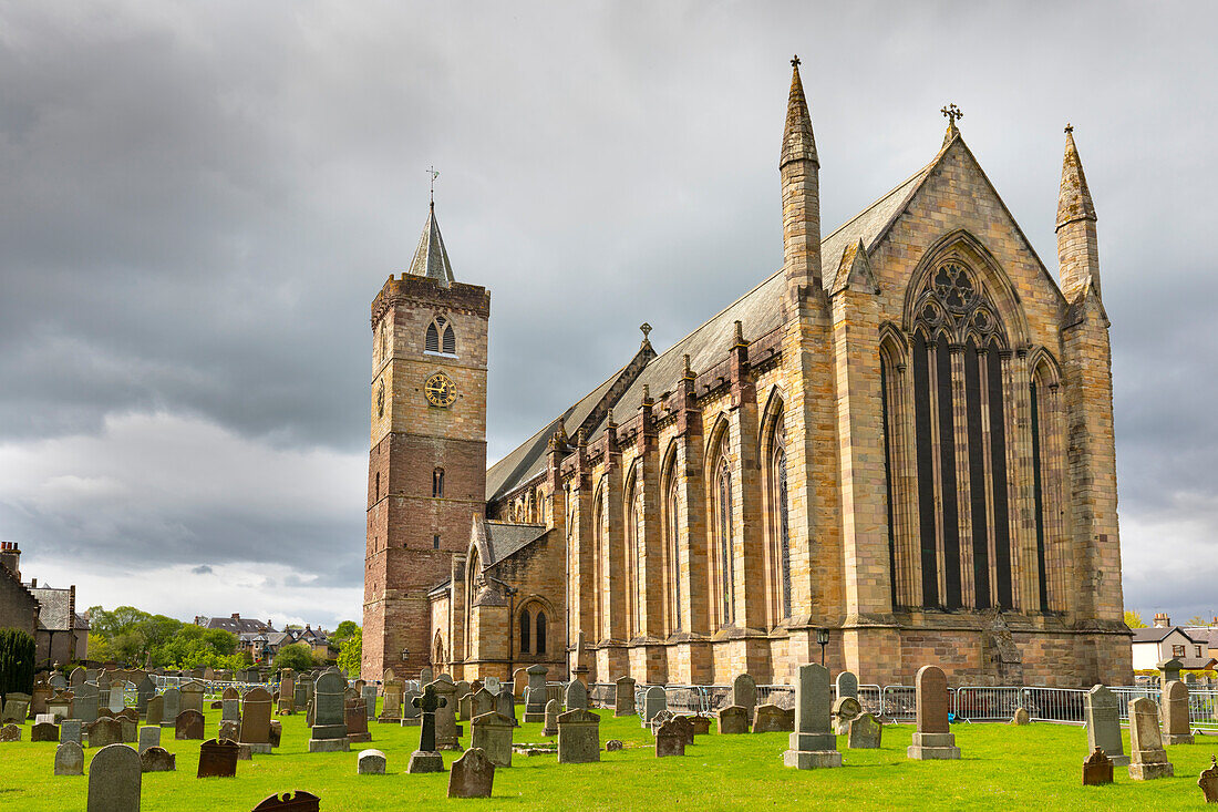 Kathedrale von Dunblane und Friedhof, Stirling, Schottland, Vereinigtes Königreich, Europa