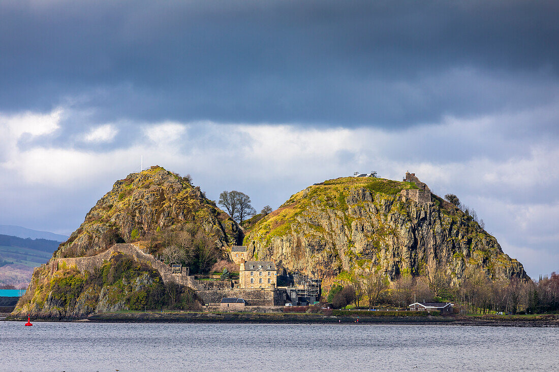 Dumbarton Rock and Castle, Sturmwolken, Firth of Clyde, Schottland, Vereinigtes Königreich, Europa