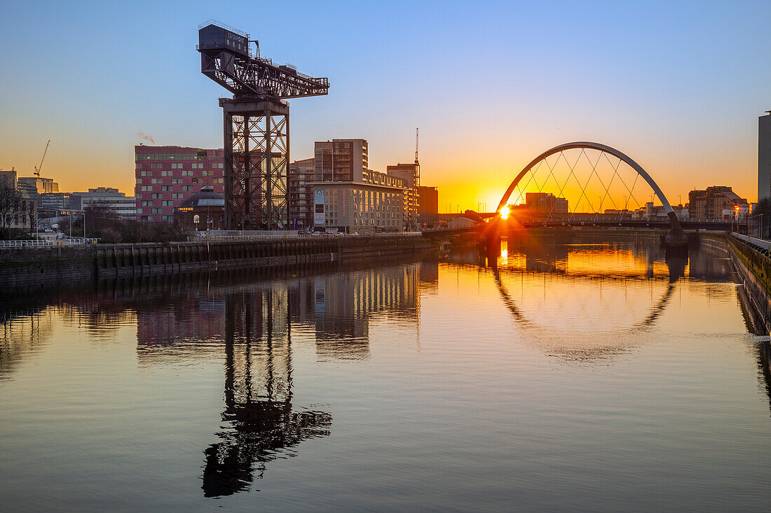 Sonnenaufgang über dem Fluss Clyde, Finnieston Crane, Clyde Arc (Squinty Bridge), Fluss Clyde, Glasgow, Schottland, Vereinigtes Königreich, Europa