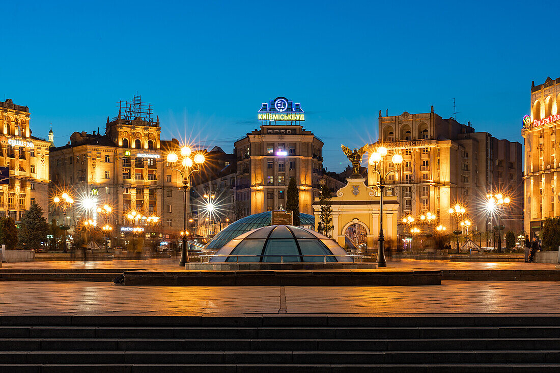 Der Kiewer Unabhängigkeitsplatz (Maidan Nezalezhnosti) während der blauen Stunde, Kiew (Kiev), Ukraine, Europa