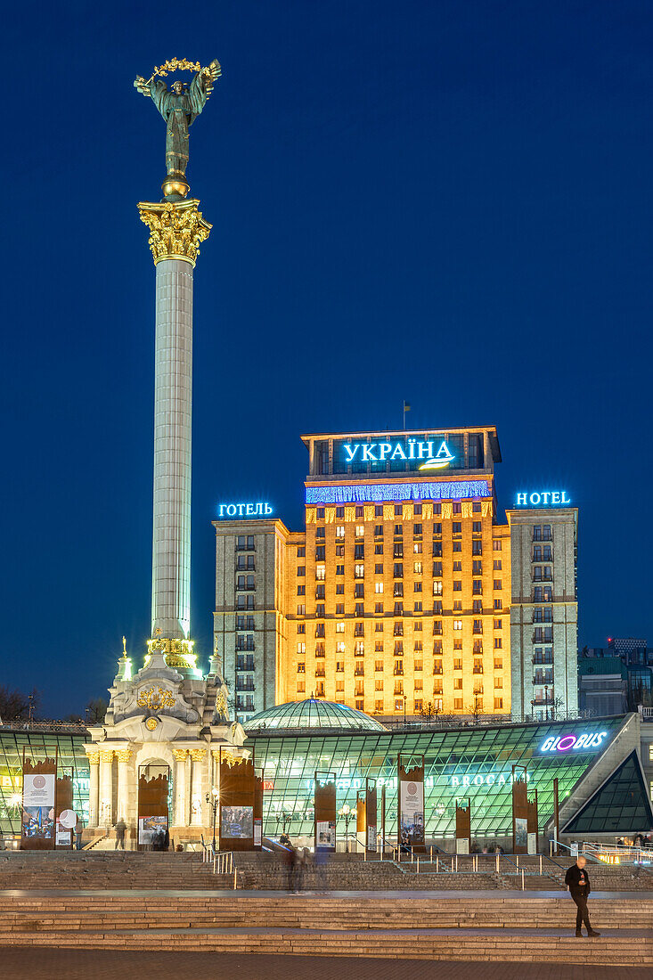 Kyiv's Independence Monument and Hotel Ukraine during blue hour, Kyiv (Kiev), Ukraine, Europe