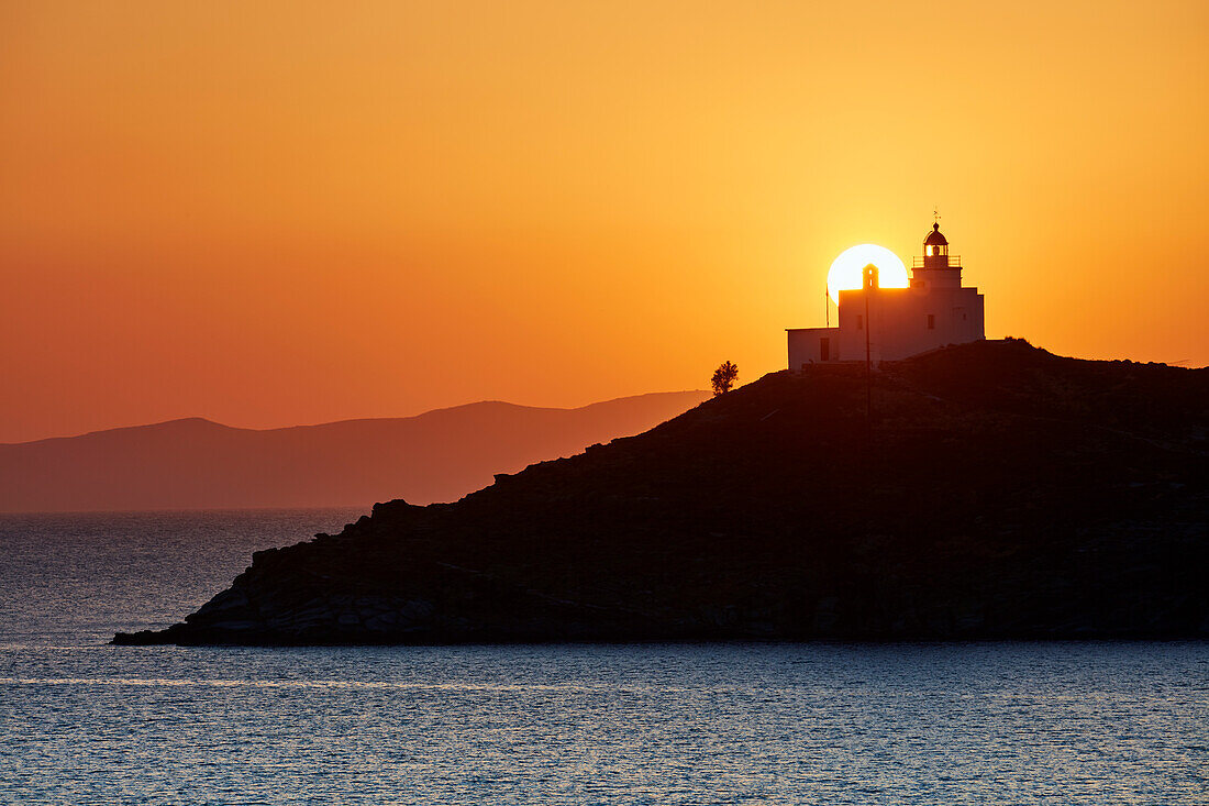 Sonnenuntergang hinter dem Turm des Leuchtturms, Kea, Kykladen, Griechische Inseln, Griechenland, Europa