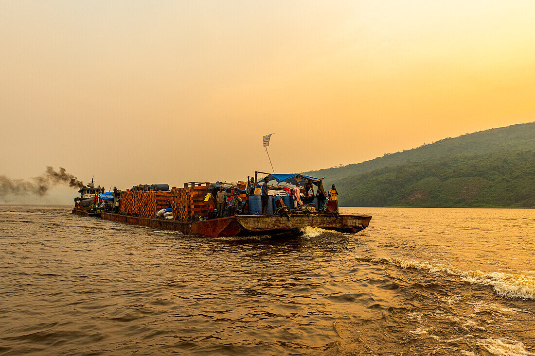 Überladenes Flussboot auf dem Kongo-Fluss bei Sonnenuntergang, Demokratische Republik Kongo, Afrika