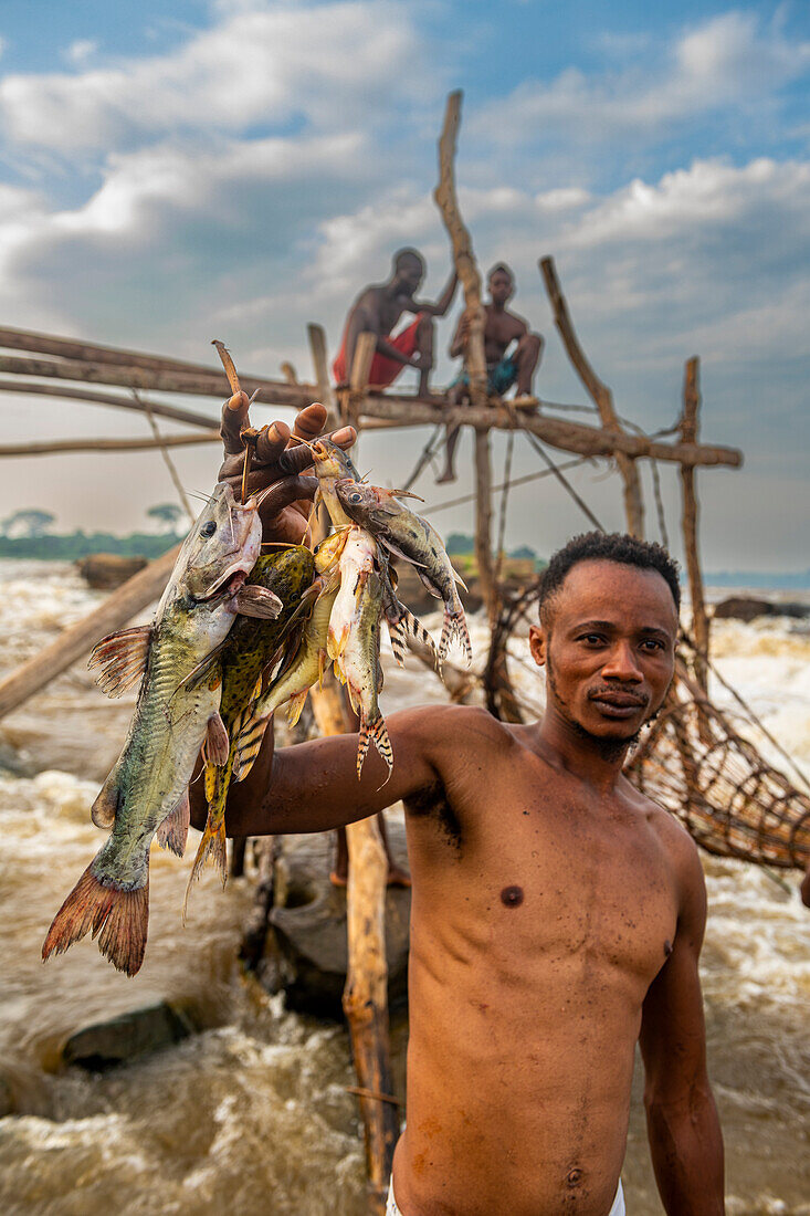 Mann zeigt seinen frischen Fang, Wagenya-Stamm, Kisangani, Kongo-Fluss, Demokratische Republik Kongo, Afrika