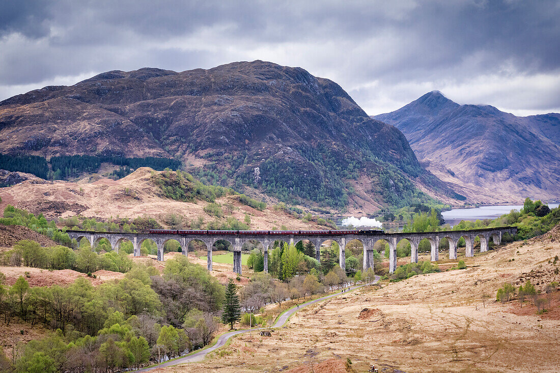 Der Jacobite-Dampfzug auf der Fahrt von Fort William nach Mallaig, auf dem Glenfinnan-Viadukt, Highlands, Schottland, Vereinigtes Königreich, Europa