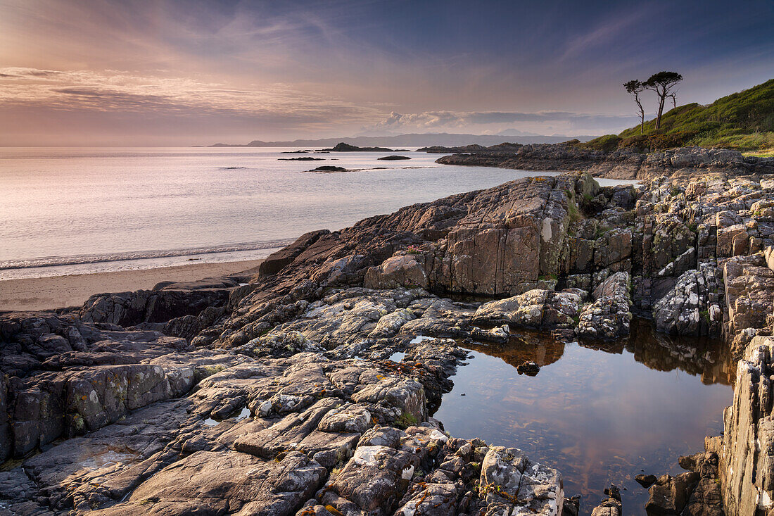 Sonnenuntergang in der Nähe von Camusdarach, Arisaig, Highlands, Nordwestschottland, Vereinigtes Königreich, Euruope