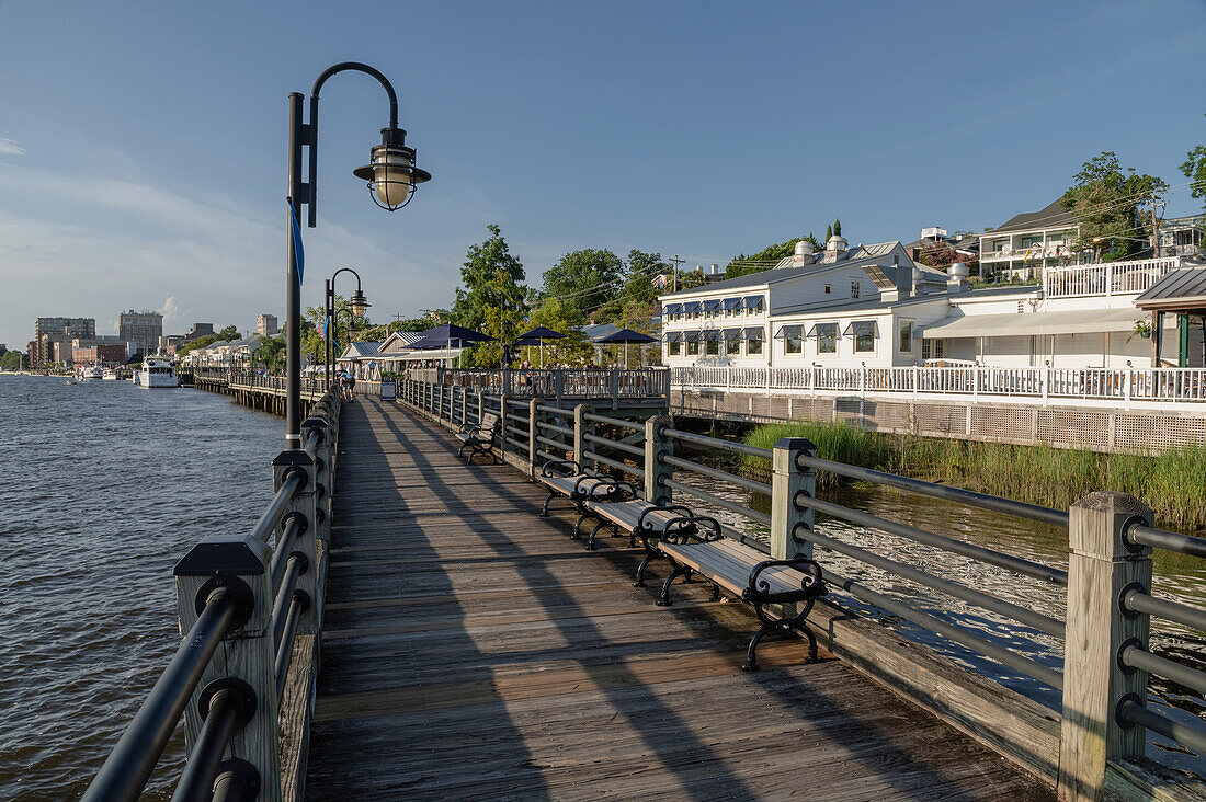 Sonnenuntergang auf dem Riverwalk entlang des Cape Fear River, Wilmington, North Carolina, Vereinigte Staaten von Amerika, Nordamerika