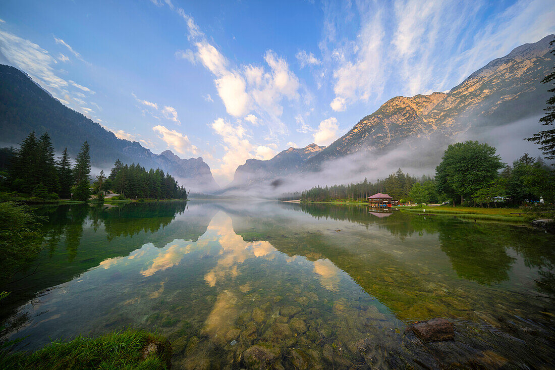 Toblacher See bei Sonnenaufgang im Sommer, Südtirol, Italien, Europa