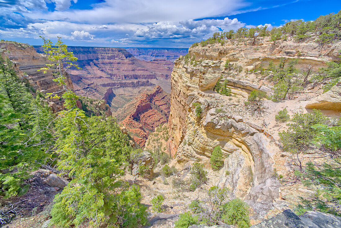 Ein tiefer Abgrund im Grand Canyon, genannt Loki's Abyss, östlich des Thor's Hammer Overlook, mit Loki's Rock rechts von der Mitte, Grand Canyon National Park, UNESCO-Weltkulturerbe, Arizona, Vereinigte Staaten von Amerika, Nordamerika