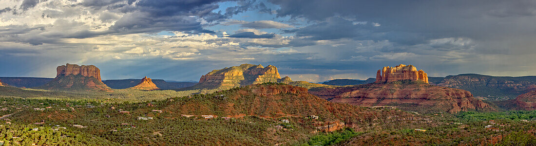 Das Dorf Oak Creek an der Südseite von Sedona vom Airport Loop Trail aus gesehen, Arizona, Vereinigte Staaten von Amerika, Nordamerika