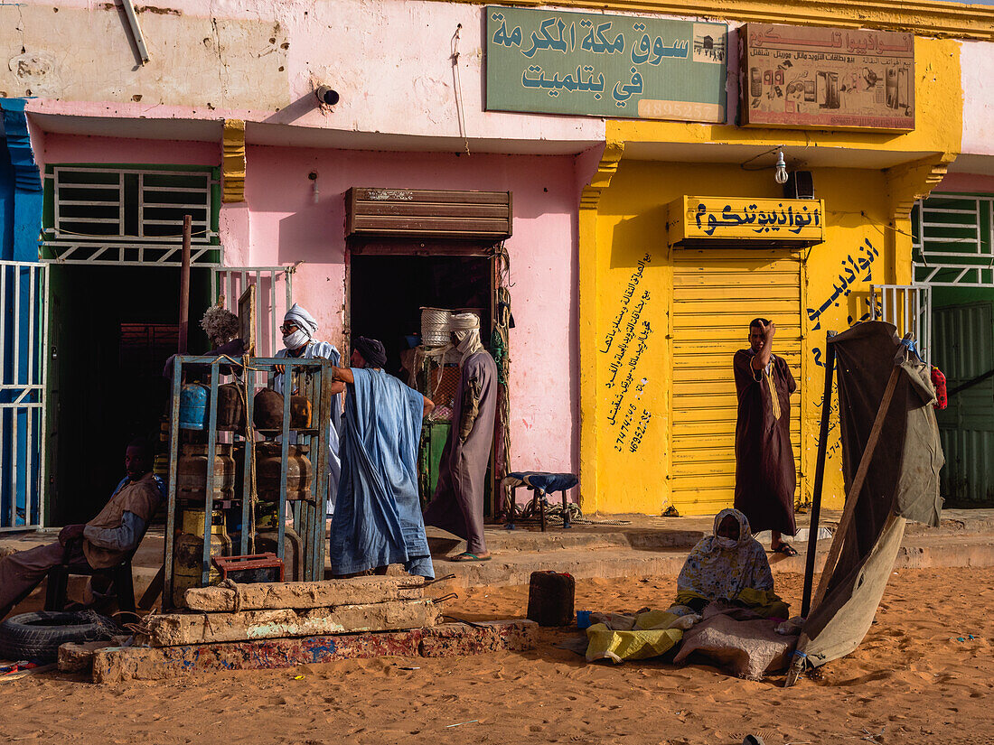 Einheimische in den Straßen von Boutilimit, Mauretanien, Sahara-Wüste, Westafrika, Afrika