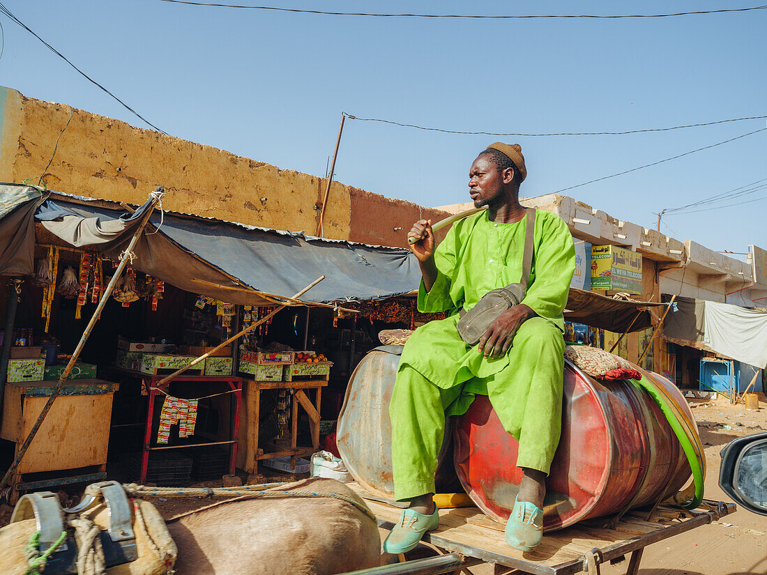 Die Straßen und Menschen eines Dorfes zwischen Kiffa und Ayoun, Mauretanien, Sahara, Westafrika, Afrika