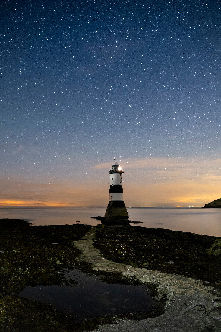Sternenhimmel über dem Leuchtturm Trwyn Du (Penmon-Leuchtturm), Penmon Point, Anglesey, Nordwales, Vereinigtes Königreich, Europa