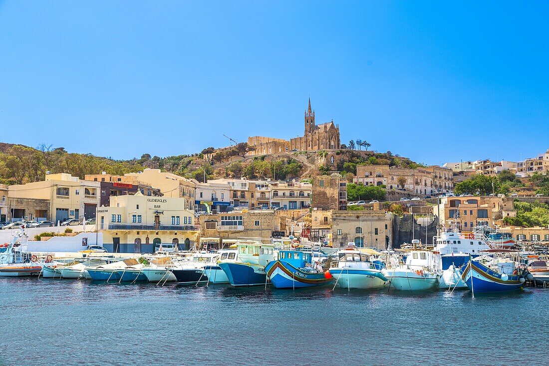 Mgarr Harbour, mit der Kirche der Madonna von Lourdes im Hintergrund, Ghajnsielem, Gozo, Malta, Mittelmeer, Europa