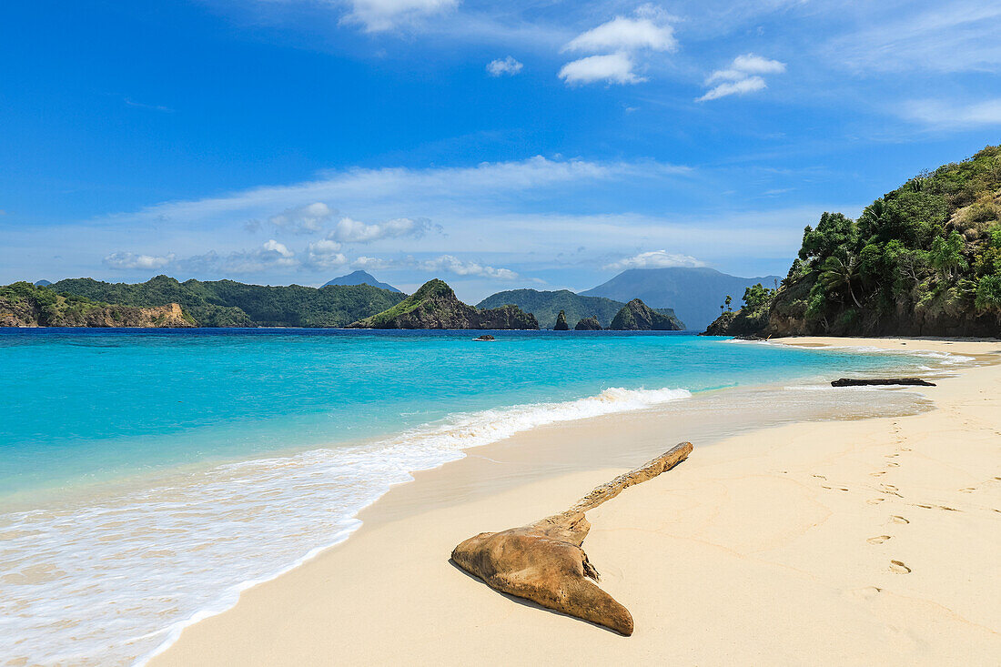 Weißer Sandstrand der Insel Mahoro mit Masare und Pahepa-Inseln dahinter, Mahoro, Siau, Sangihe-Archipel, Nordsulawesi, Indonesien, Südostasien, Asien