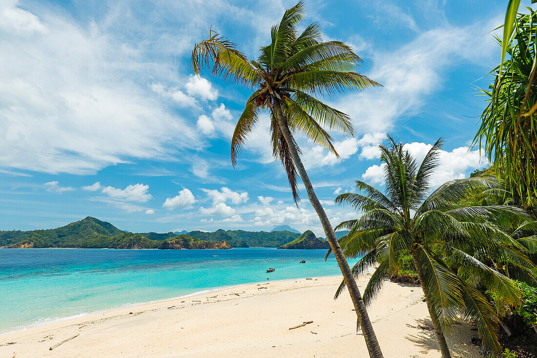 Weißer Sandstrand der Insel Mahoro mit Masare und Pahepa-Inseln dahinter, Mahoro, Siau, Sangihe-Archipel, Nordsulawesi, Indonesien, Südostasien, Asien