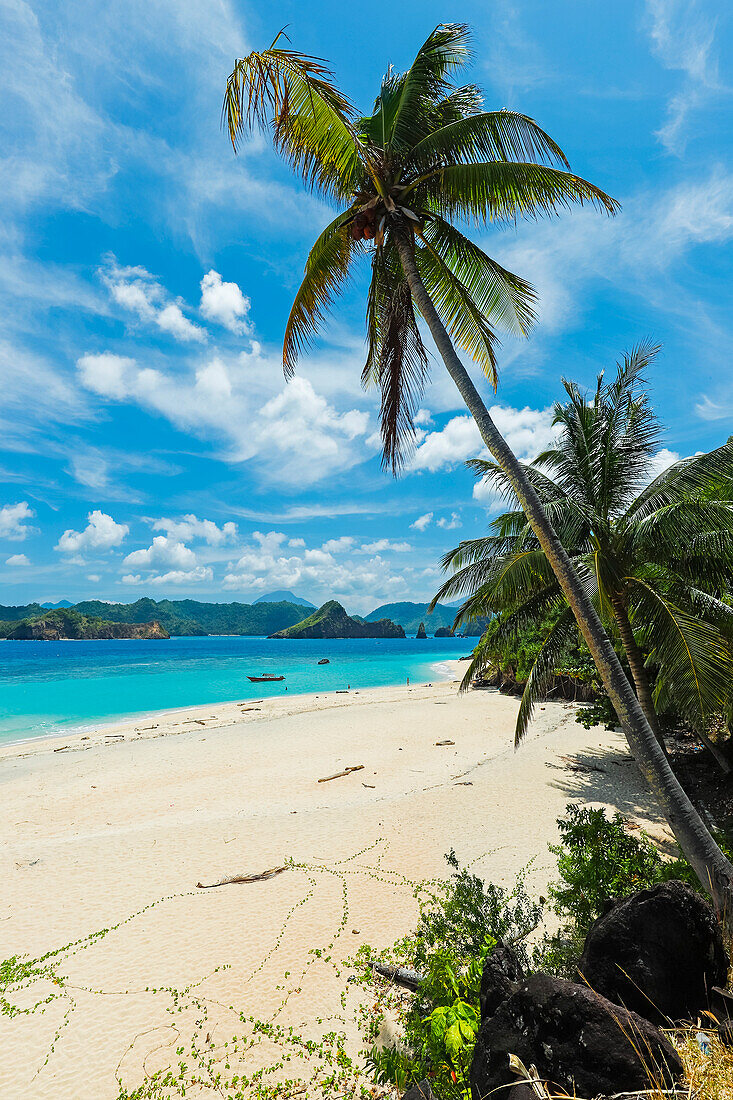 Weißer Sandstrand der Insel Mahoro mit Masare und Pahepa-Inseln dahinter, Mahoro, Siau, Sangihe-Archipel, Nordsulawesi, Indonesien, Südostasien, Asien