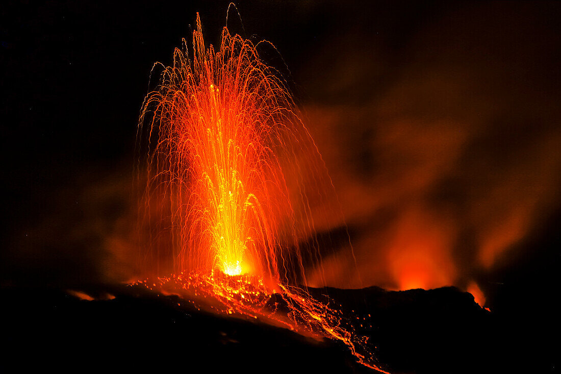 Lavabomben brechen aus einem der vielen Schlote des Vulkans aus, der seit mindestens 2000 Jahren aktiv ist, Stromboli, Äolische Inseln, UNESCO-Welterbe, Sizilien, Italien, Mittelmeer, Europa