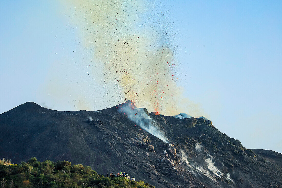 Lavabomben brechen aus mehreren Schloten eines Vulkans aus, der seit mindestens 2000 Jahren aktiv ist, Stromboli, Äolische Inseln, UNESCO-Welterbe, Sizilien, Italien, Mittelmeer, Europa