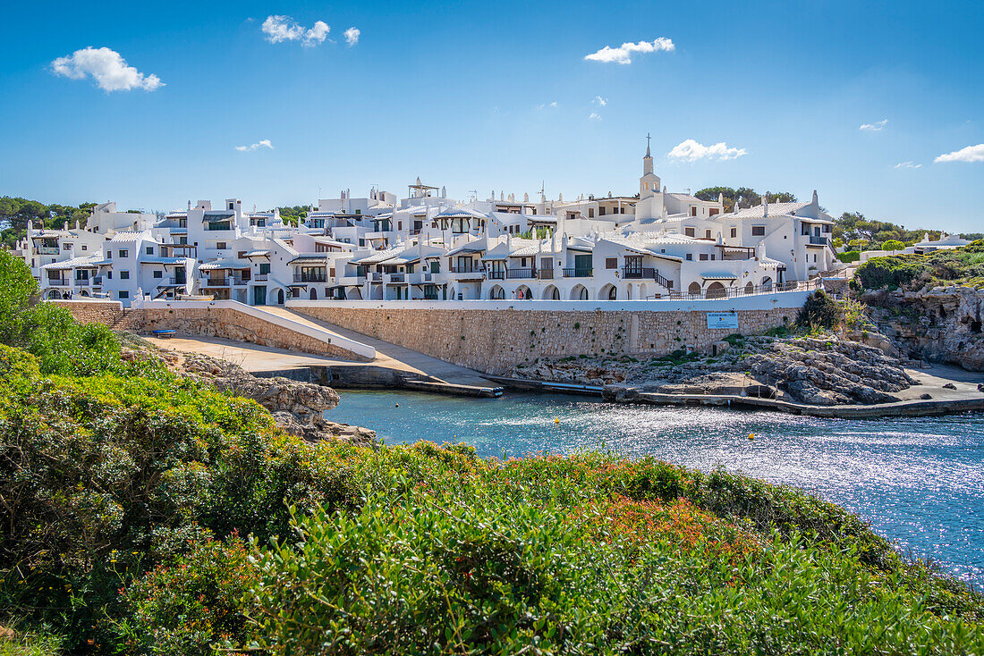 Blick auf weiß getünchte Häuser und das Mittelmeer, Binibequer Vell, Menorca, Balearen, Spanien, Mittelmeer, Europa