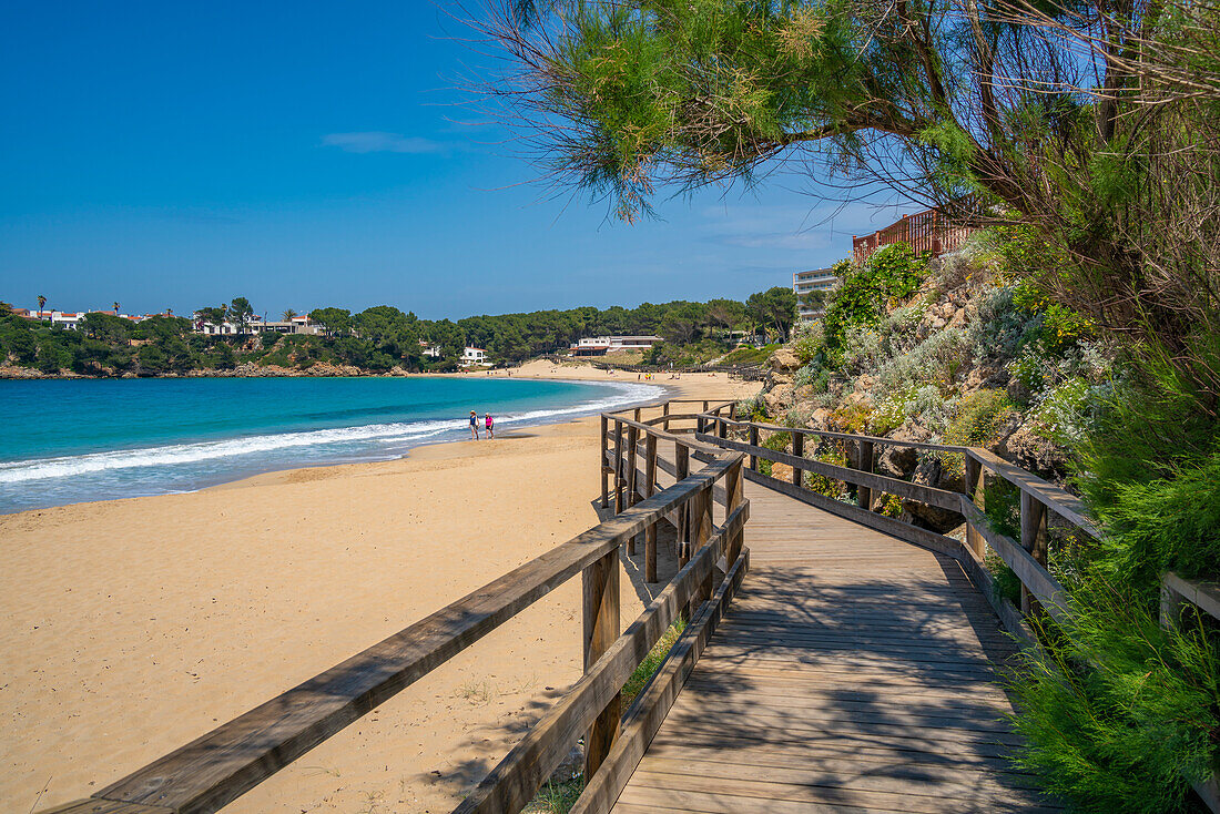 Blick auf Strand und Promenade in Arenal d'en Castell, Es Mercadal, Menorca, Balearen, Spanien, Mittelmeer, Europa