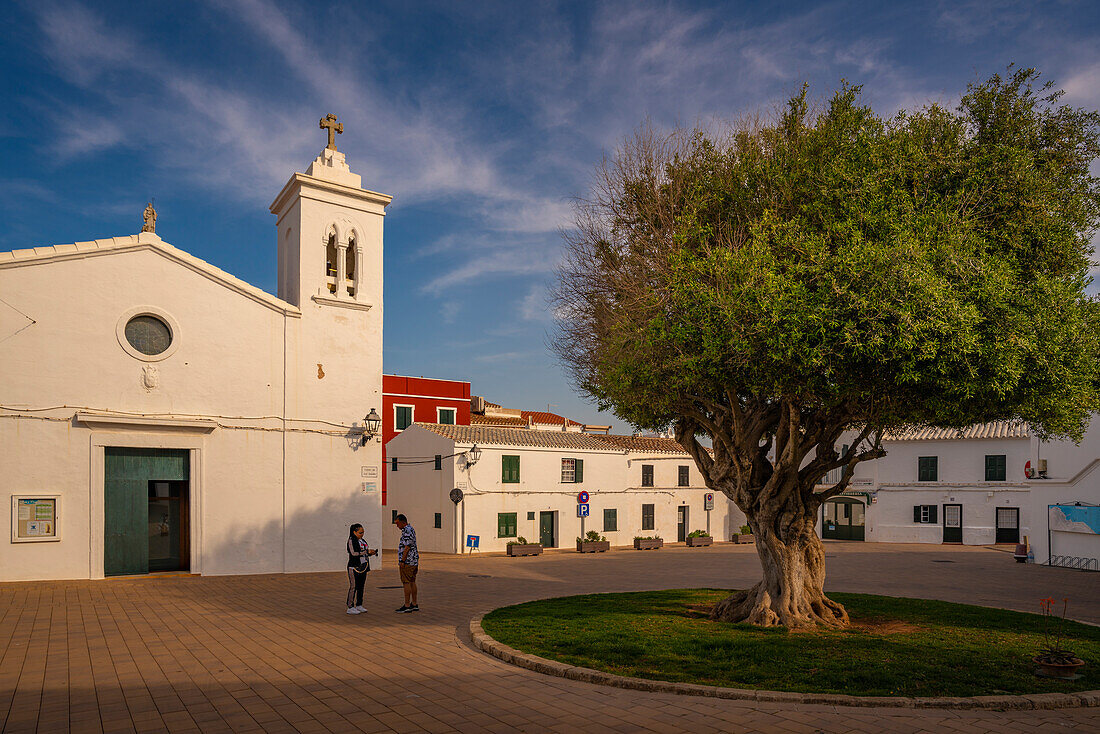 Blick auf die Kirche Sant Antoni de Fornells in einer weiß getünchten Straße in Fornelles, Fornelles, Menorca, Balearen, Spanien, Mittelmeer, Europa