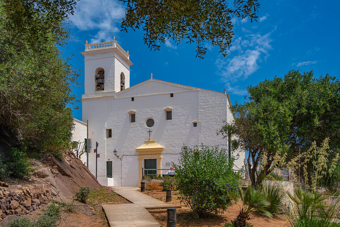 Blick auf die Kirche Sant Marti del Mercadal gegen den blauen Himmel in Es Mercadal, Menorca, Balearen, Spanien, Mittelmeer, Europa