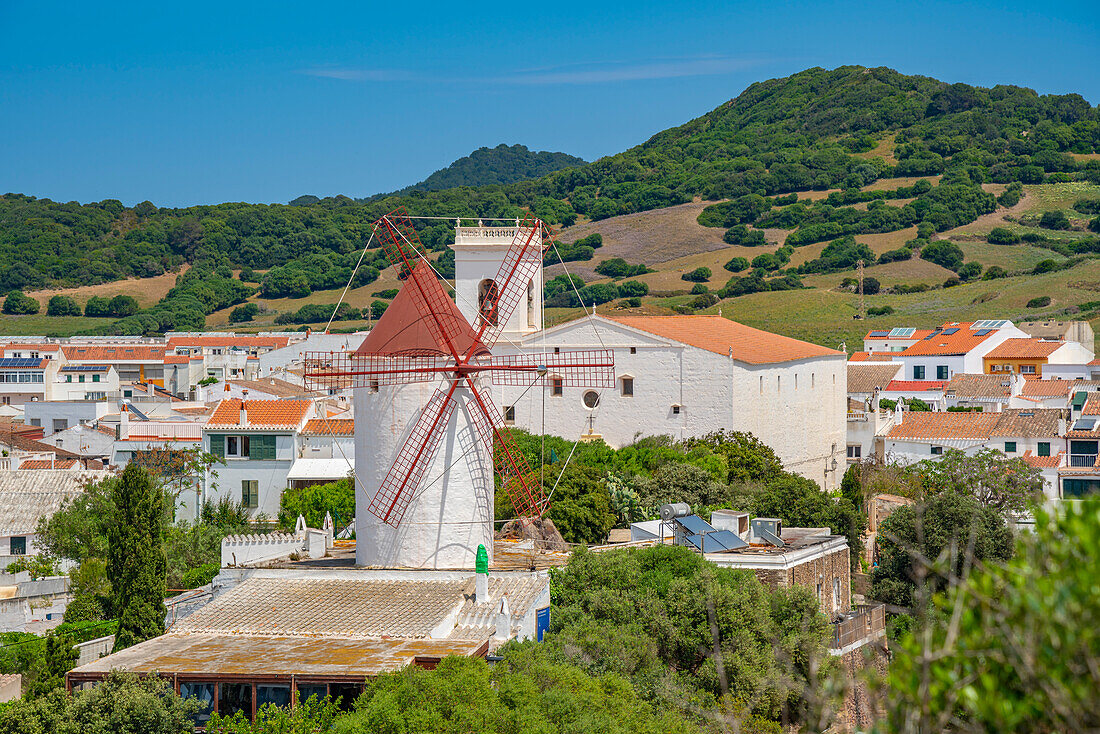 Blick auf die Kirche Sant Marti del Mercadal, Windmühle und Stadt von einem erhöhten Standort aus, Es Mercadal, Menorca, Balearen, Spanien, Mittelmeer, Europa