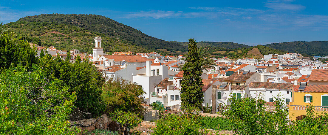 Blick auf Sant Bartomeu de Ferreries und Dächer von erhöhter Position, Ferreries, Menorca, Balearen, Spanien, Mittelmeer, Europa