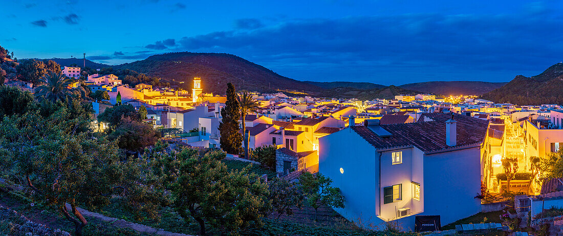 Blick auf Sant Bartomeu de Ferreries und Dächer von erhöhter Position, Ferreries, Menorca, Balearen, Spanien, Mittelmeer, Europa