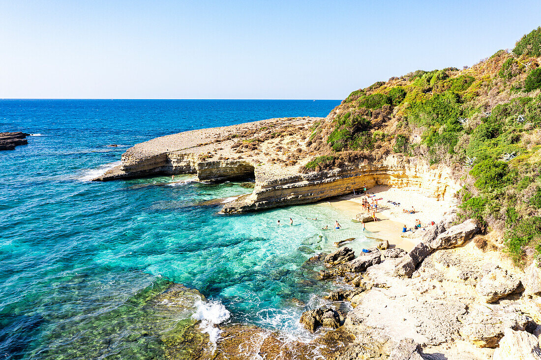 Touristen genießen das Schwimmen im kristallklaren Meer am malerischen Strand von Pessada, Luftaufnahme, Kefalonia, Ionische Inseln, Griechische Inseln, Griechenland, Europa