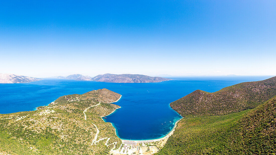 Grüne, üppige Pflanzen auf den Klippen, die den malerischen Strand von Antisamos umgeben, Luftaufnahme, Kefalonia, Ionische Inseln, Griechische Inseln, Griechenland, Europa