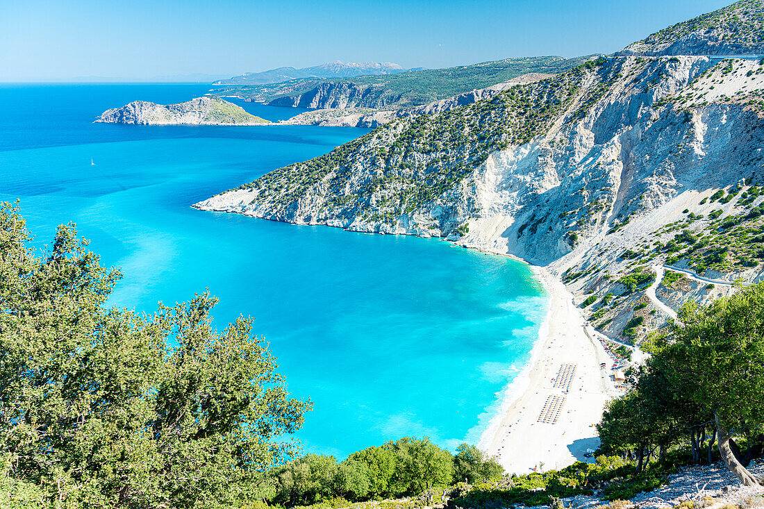 Blick von oben auf den Strand von Myrtos und das kristallklare Meer im Sommer, Kefalonia, Ionische Inseln, Griechische Inseln, Griechenland, Europa