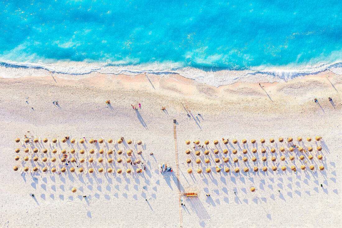 Luftaufnahme der Sonnenschirme am berühmten Myrtos-Strand bei Sonnenuntergang, Kefalonia, Ionische Inseln, Griechische Inseln, Griechenland, Europa