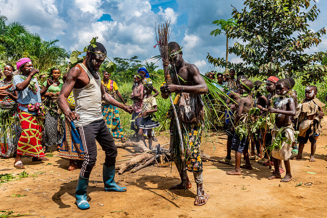 Traditional Pygmy wrestling, Kisangani, … – License image – 13707868 ...