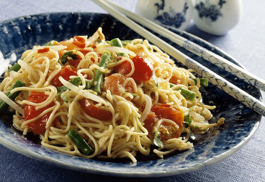 Asiatischer Nudelsalat mit Kirschtomaten & Shrimps