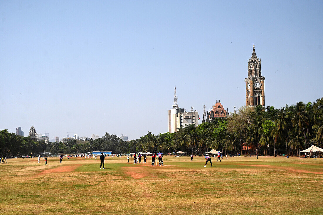 Mindestens fünf Kricketspiele auf dem Azad Maidan, früher bekannt als Bombay Gymkhana Maidan, im Stadtzentrum, Mumbai, Indien, Asien