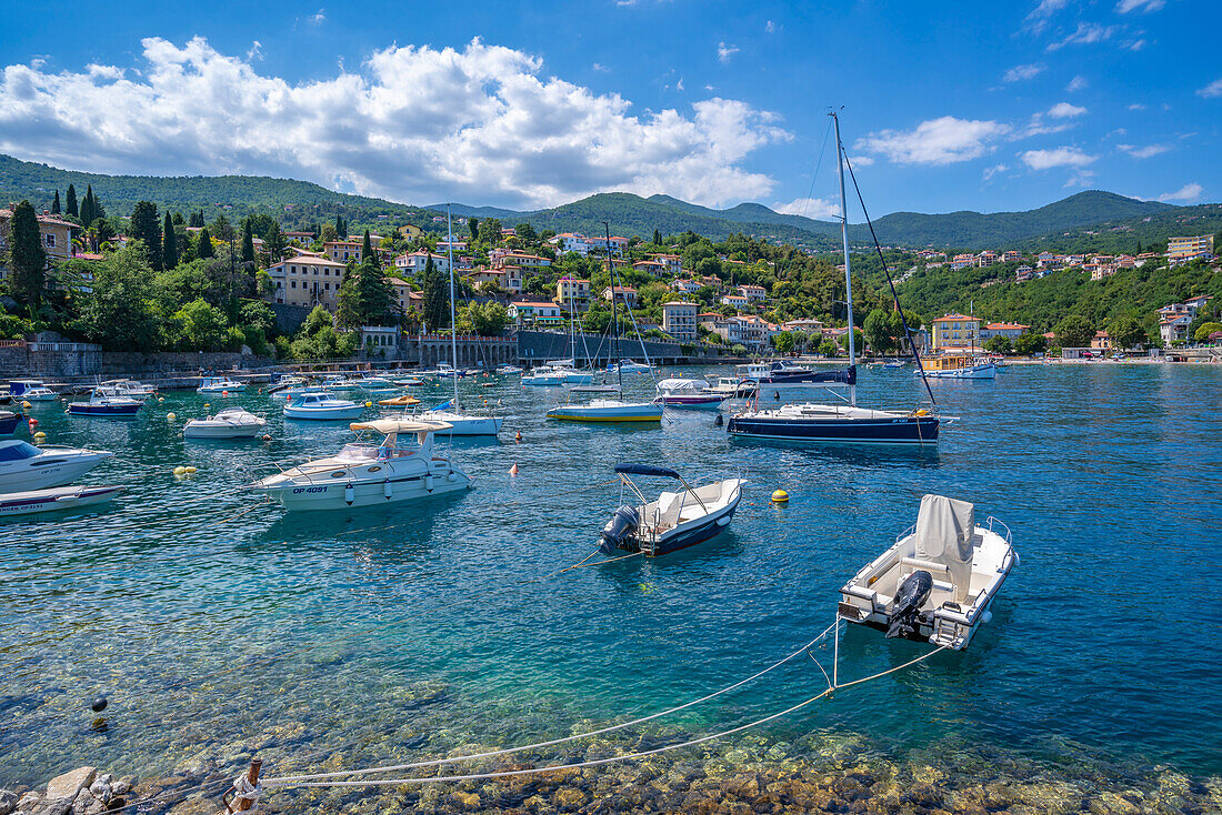 Blick auf Boote im Hafen von Ika, Ika, Kvarner Bucht, Ost-Istrien, Kroatien, Europa