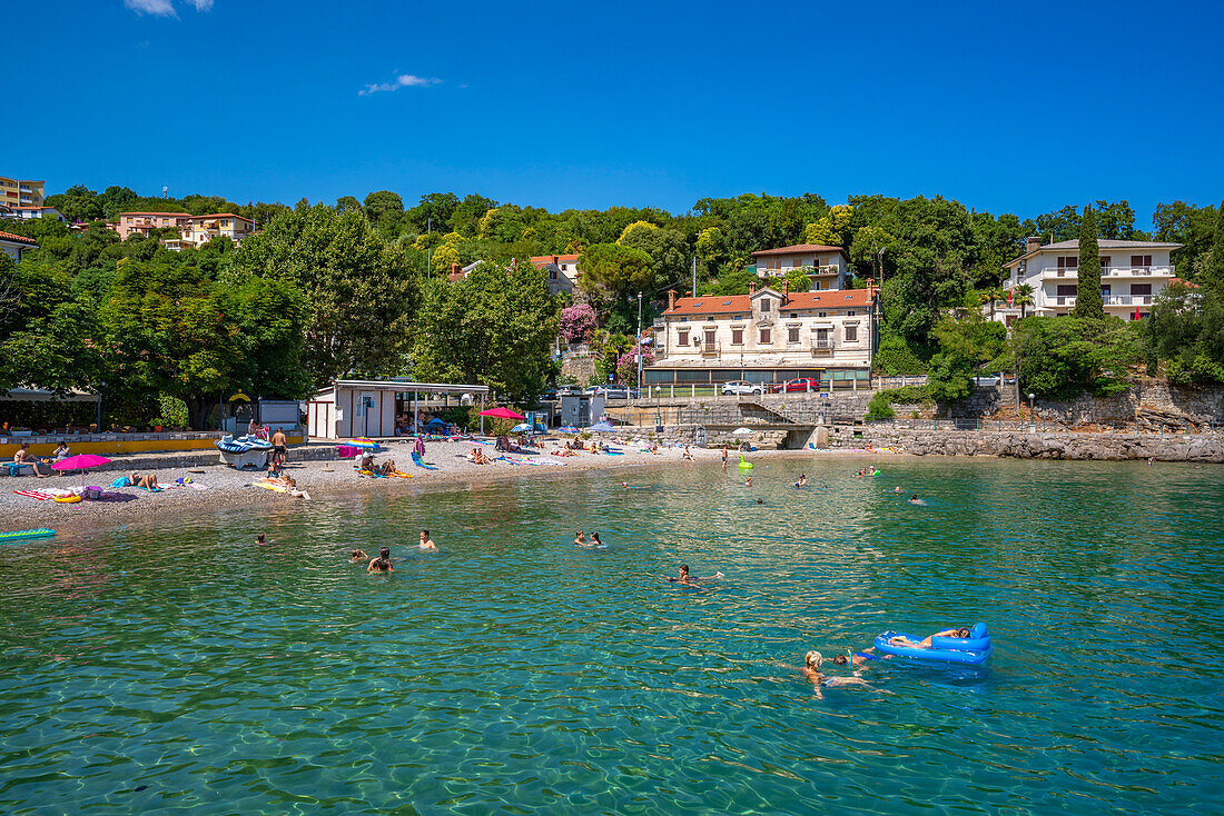 Blick auf schwimmende Menschen im Hafen von Ika, Ika, Kvarner Bucht, Ost-Istrien, Kroatien, Europa