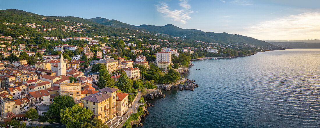 Luftaufnahme der St. Georgskirche und Lovran bei Tagesanbruch, Lovran, Kvarner Bucht, Ost-Istrien, Kroatien, Europa