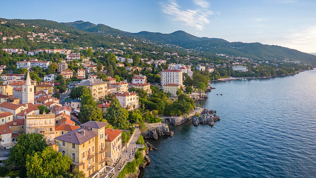 Luftaufnahme der St. Georgskirche und Lovran bei Tagesanbruch, Lovran, Kvarner Bucht, Ost-Istrien, Kroatien, Europa