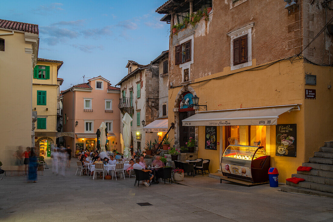 Blick auf Cafés, Restaurants und Geschäfte in der Abenddämmerung im Dorf Lovran, Lovran, Kvarner Bucht, Ost-Istrien, Kroatien, Europa