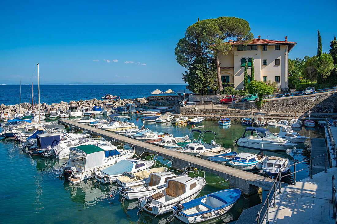 Blick auf Boote im Yachthafen und die Adria bei Icici, Icici, Kvarner Bucht, Kroatien, Europa